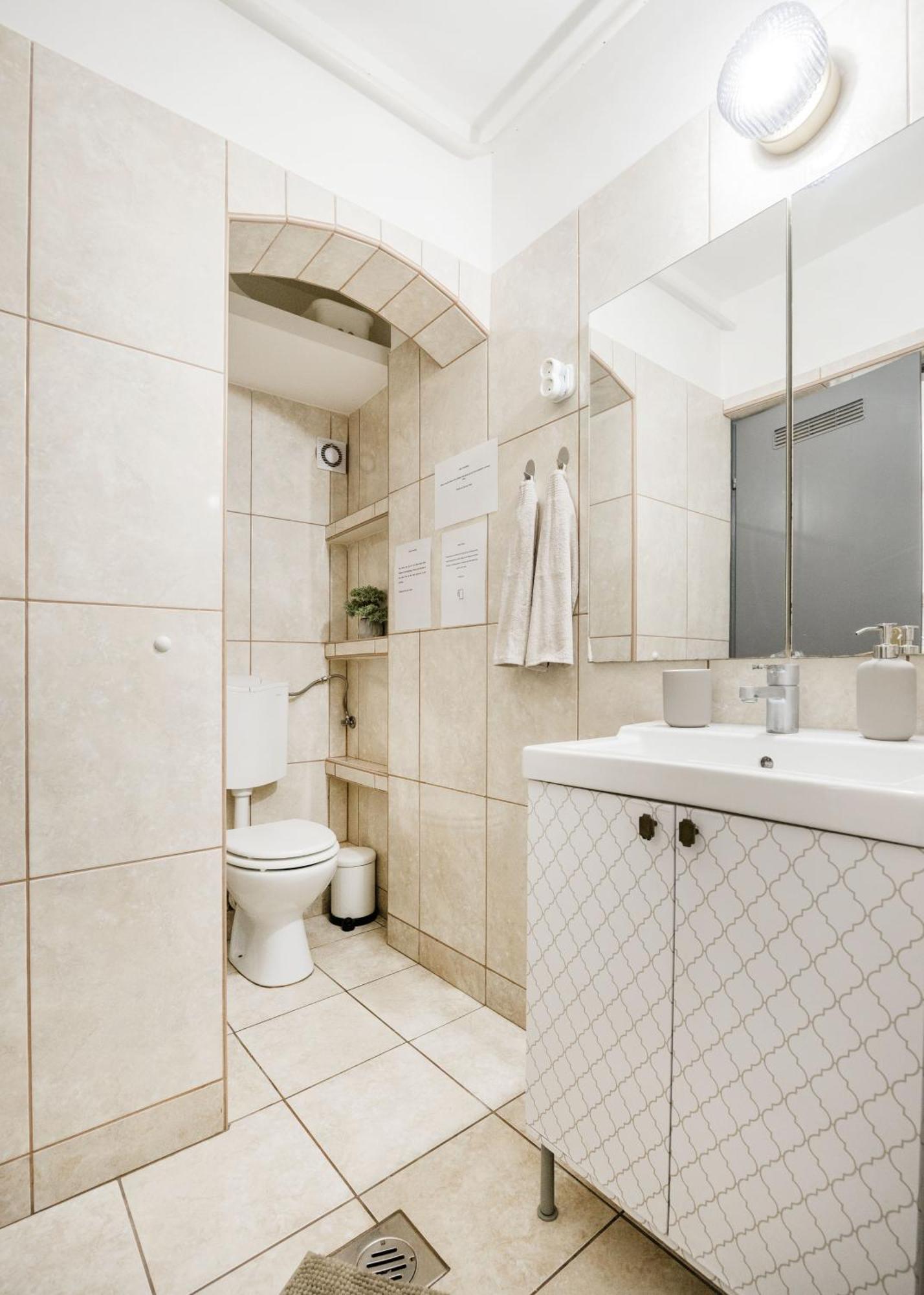 Lejlighed & Spacious Near Gozsdu Court, Quiet With Ac