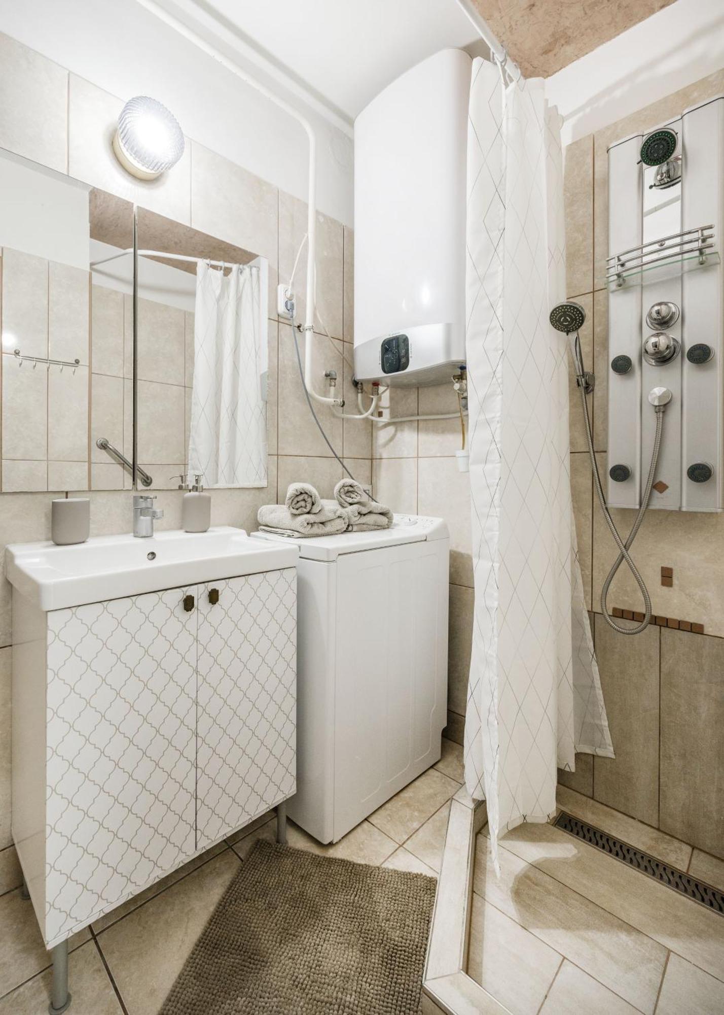 Apartament & Spacious Near Gozsdu Court, Quiet With Ac Budapesta