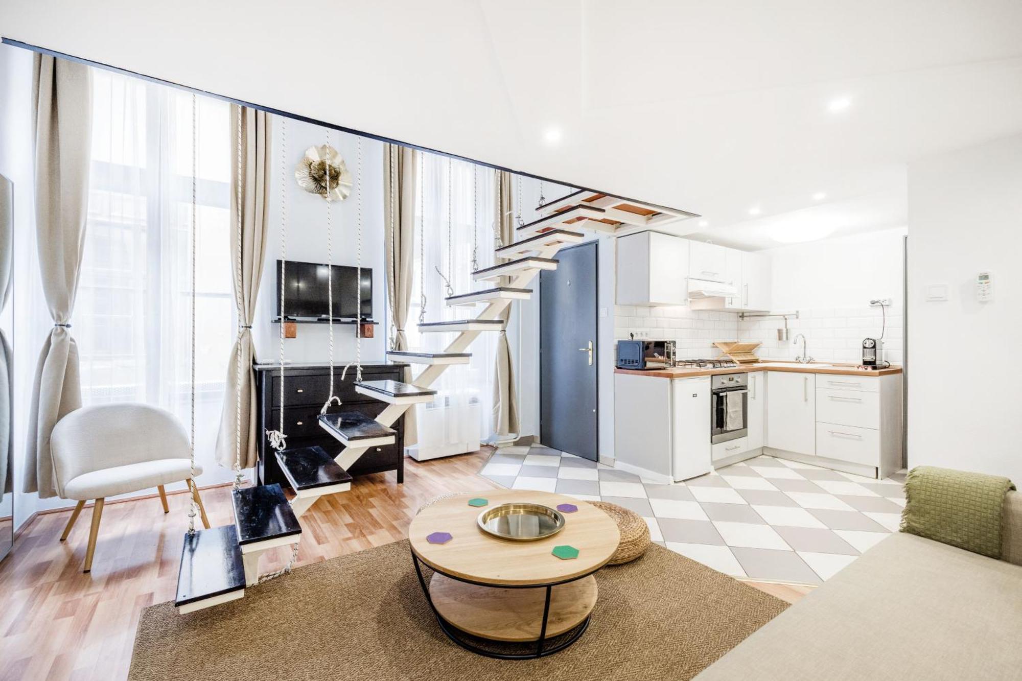 & Spacious Near Gozsdu Court, Quiet With Ac Budapesta