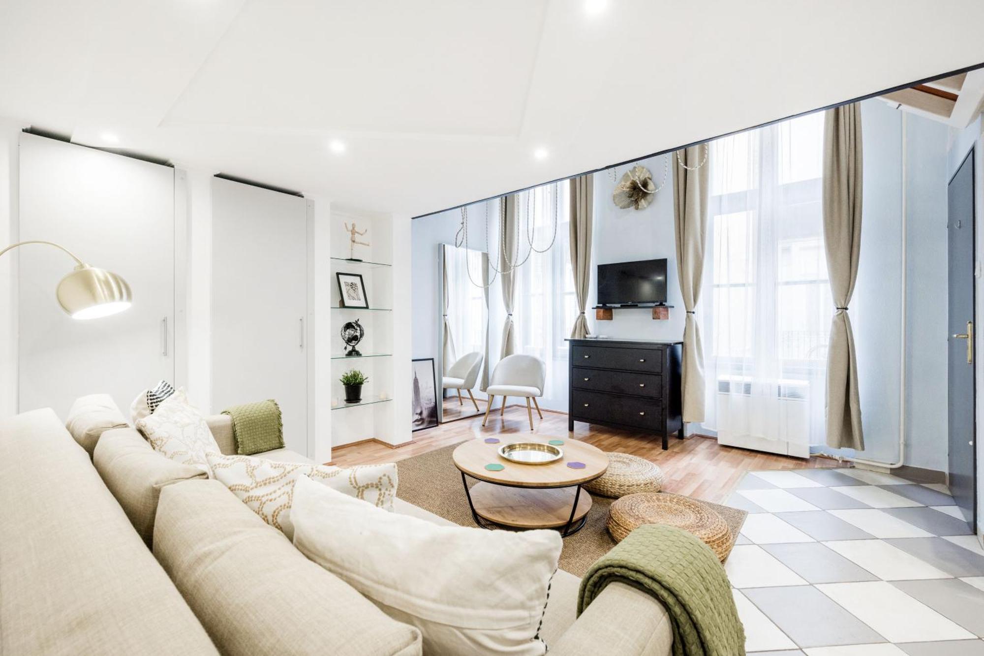 & Spacious Near Gozsdu Court, Quiet With Ac Apartament Budapesta