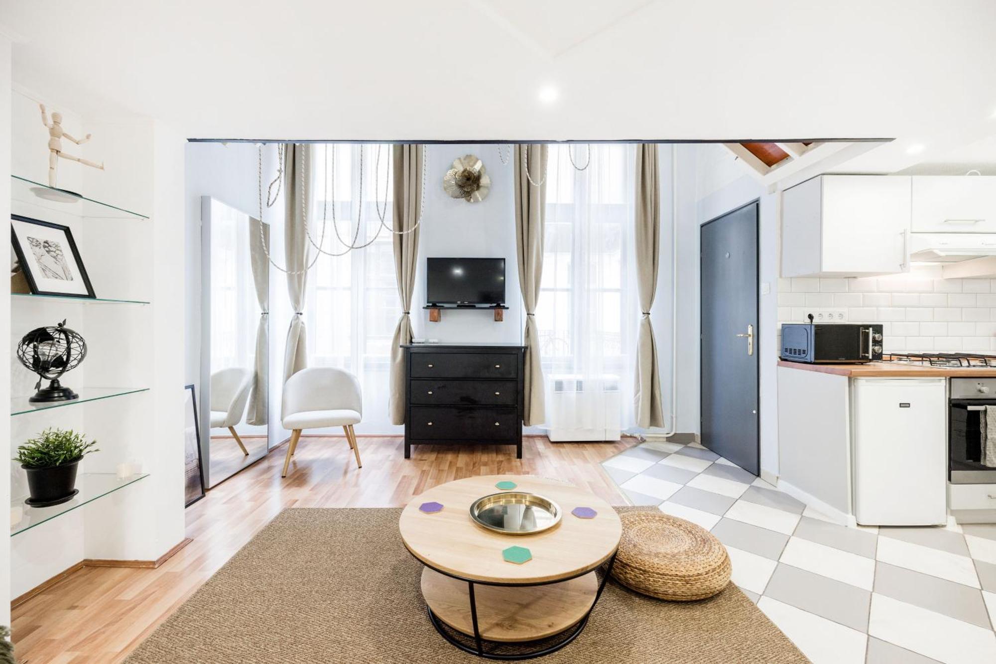 & Spacious Near Gozsdu Court, Quiet With Ac * Budapesta
